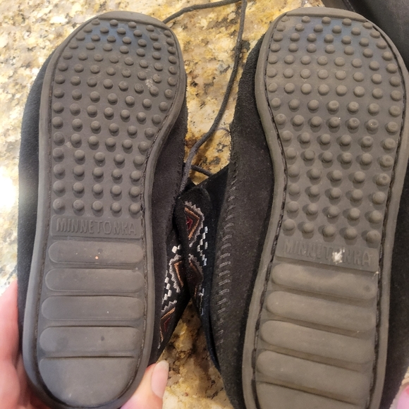 Minnetonka Black Moccasins Size 8 - Picture 4 of 6